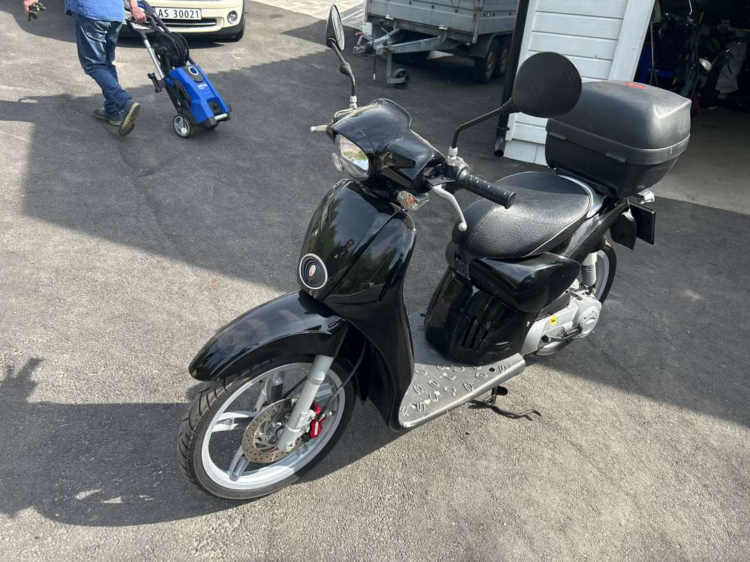 2011 Moped APRILIA APRILIA SCARABEO50 2T NERO APR - Remorcă pentru motociclete: Foto 1 2011 Moped APRILIA APRILIA SCARABEO50 2T NERO APR - Remorcă pentru motociclete: Foto 1