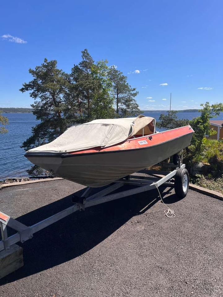 Aluminiumsbåt med kalesje - Alte utilaje: Foto 1 Aluminiumsbåt med kalesje - Alte utilaje: Foto 1