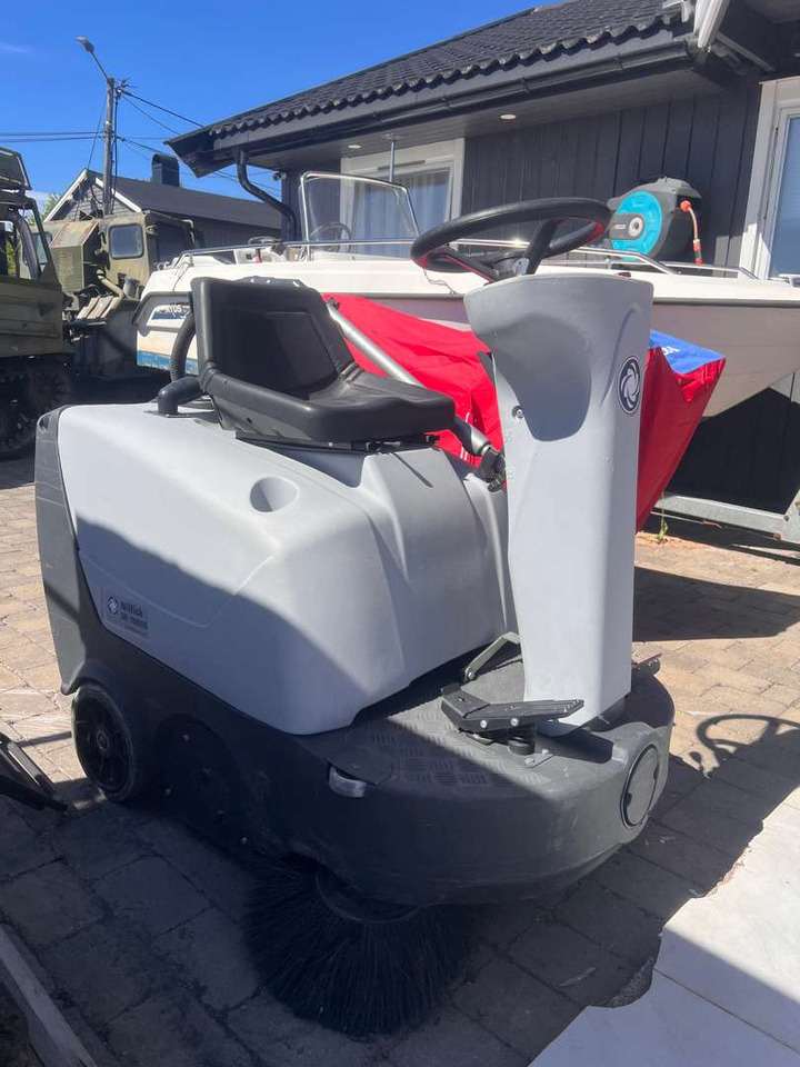 Nilfisk SR 1000 S feie/vaskemaskin RIDEON - Mașină de măturat industrială: Foto 1 Nilfisk SR 1000 S feie/vaskemaskin RIDEON - Mașină de măturat industrială: Foto 1