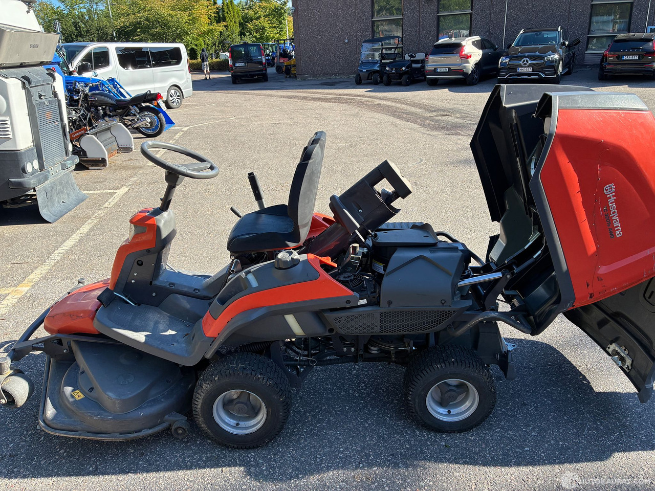 Husqvarna RC 320T, 2017 Keräävä Ajoleikkuri, Vantaa - Utilaje constructii: Foto 5 Husqvarna RC 320T, 2017 Keräävä Ajoleikkuri, Vantaa - Utilaje constructii: Foto 5