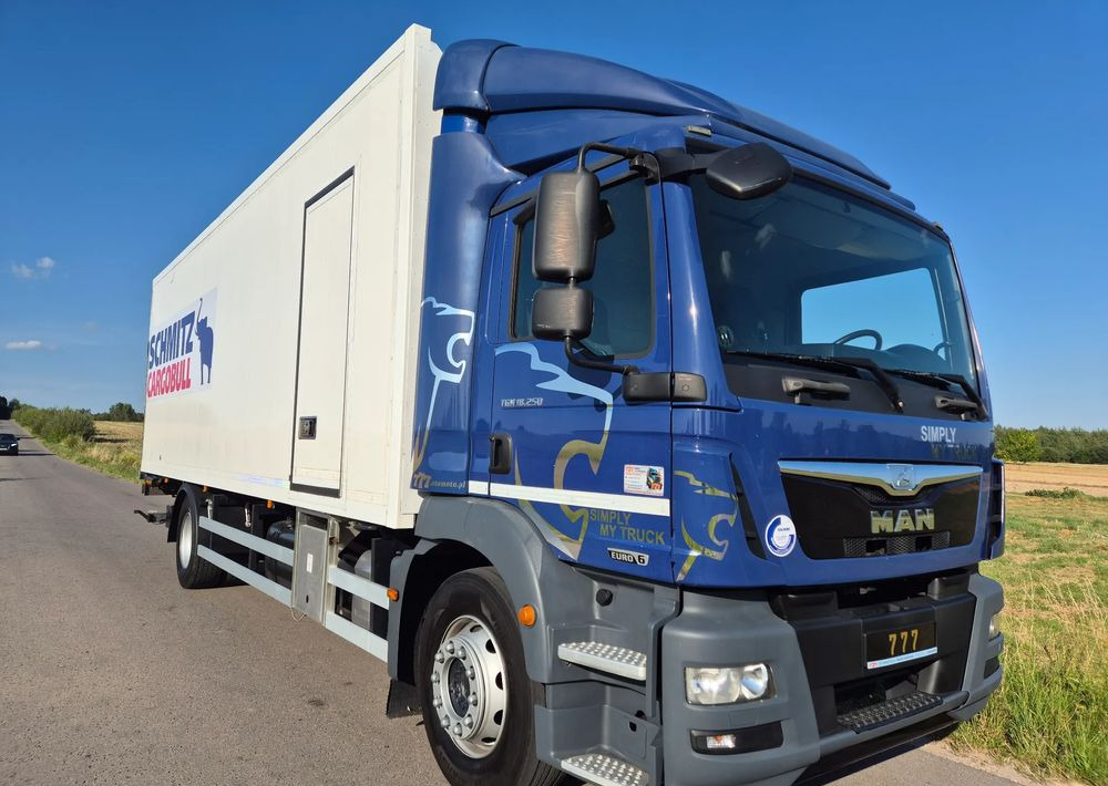 MAN TGM 18.250 Carrier 1950 D/E z Holandii / TOP STAN / 7.5m / 18 palet / winda + drzwi boczne / OKAZJA - Camion frigider: Foto 4 MAN TGM 18.250 Carrier 1950 D/E z Holandii / TOP STAN / 7.5m / 18 palet / winda + drzwi boczne / OKAZJA - Camion frigider: Foto 4