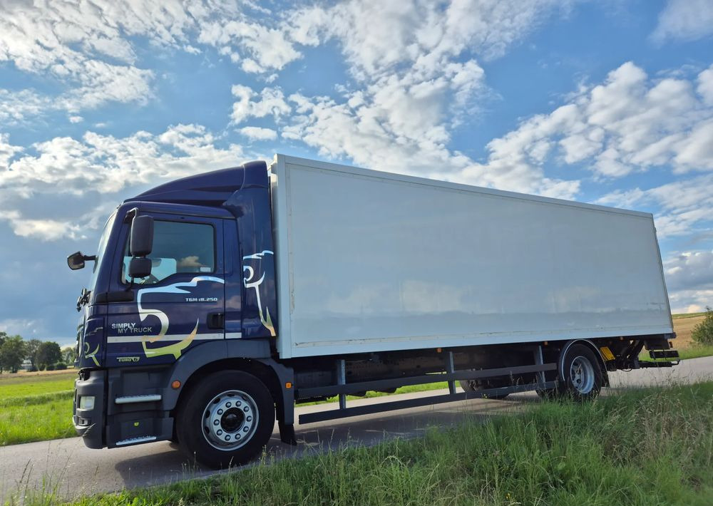 MAN TGM 18.250 Carrier 1950 D/E z Holandii / TOP STAN / 7.5m / 18 palet / winda + drzwi boczne / OKAZJA - Camion frigider: Foto 1 MAN TGM 18.250 Carrier 1950 D/E z Holandii / TOP STAN / 7.5m / 18 palet / winda + drzwi boczne / OKAZJA - Camion frigider: Foto 1