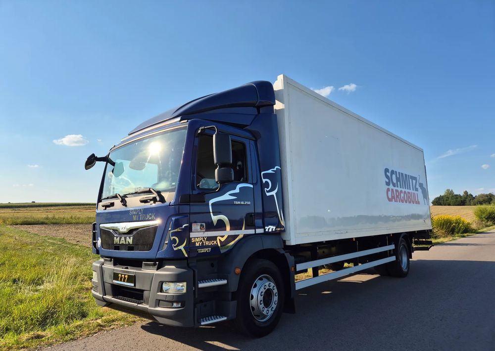 MAN TGM 18.250 Carrier 1950 D/E z Holandii / TOP STAN / 7.5m / 18 palet / winda + drzwi boczne / OKAZJA - Camion frigider: Foto 1 MAN TGM 18.250 Carrier 1950 D/E z Holandii / TOP STAN / 7.5m / 18 palet / winda + drzwi boczne / OKAZJA - Camion frigider: Foto 1