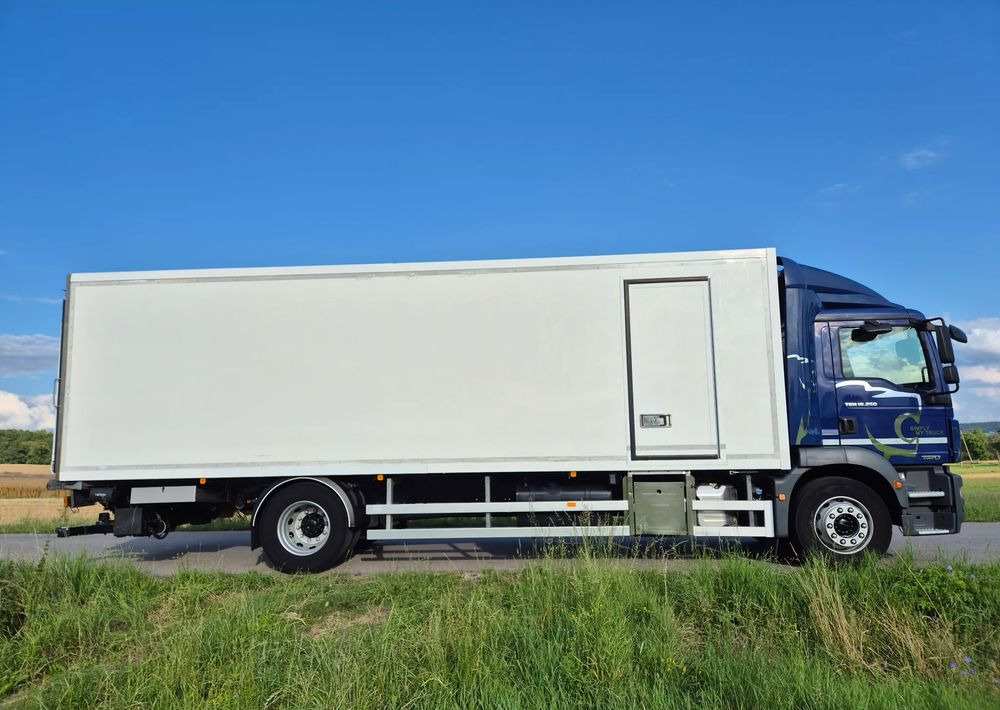 MAN TGM 18.250 Carrier 1950 D/E z Holandii / TOP STAN / 7.5m / 18 palet / winda + drzwi boczne / OKAZJA - Camion frigider: Foto 4 MAN TGM 18.250 Carrier 1950 D/E z Holandii / TOP STAN / 7.5m / 18 palet / winda + drzwi boczne / OKAZJA - Camion frigider: Foto 4