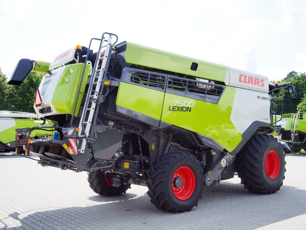 Claas Lexion 7500 + V930 - Combină de recoltat cereale: Foto 3 Claas Lexion 7500 + V930 - Combină de recoltat cereale: Foto 3