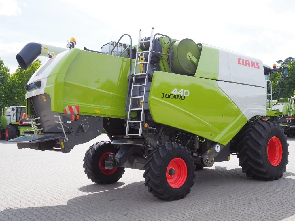 Claas Tucano 440 + V620 - Combină de recoltat cereale: Foto 3 Claas Tucano 440 + V620 - Combină de recoltat cereale: Foto 3
