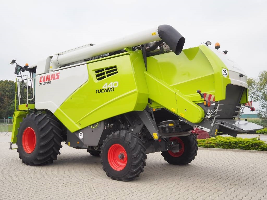 Claas Tucano 440 + V620 - Combină de recoltat cereale: Foto 2 Claas Tucano 440 + V620 - Combină de recoltat cereale: Foto 2