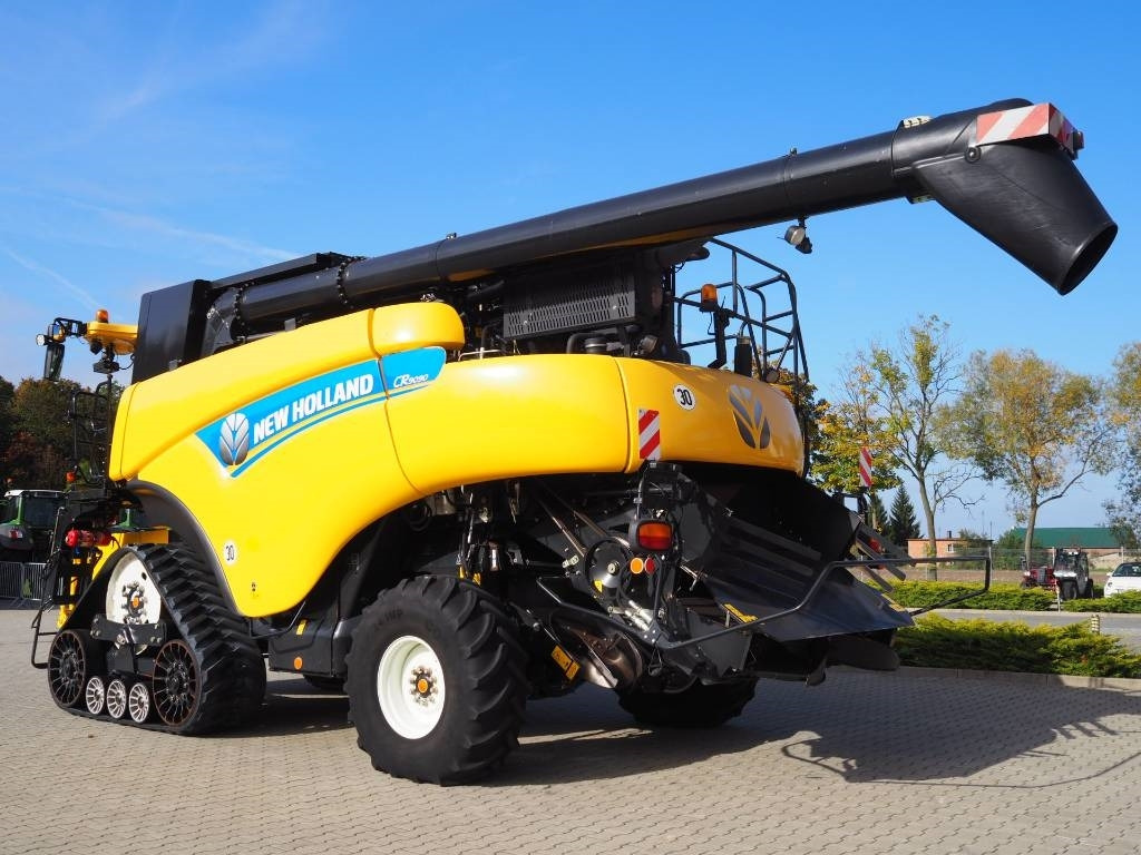 New Holland CR 9090 SmartTrax 4WD + VF 10,7 m - Combină de recoltat cereale: Foto 2 New Holland CR 9090 SmartTrax 4WD + VF 10,7 m - Combină de recoltat cereale: Foto 2