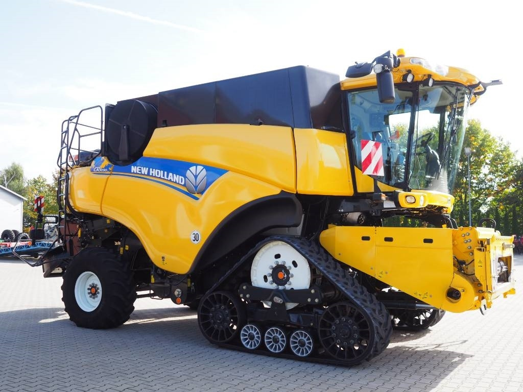 New Holland CR 9090 SmartTrax 4WD + VF 10,7 m - Combină de recoltat cereale: Foto 4 New Holland CR 9090 SmartTrax 4WD + VF 10,7 m - Combină de recoltat cereale: Foto 4