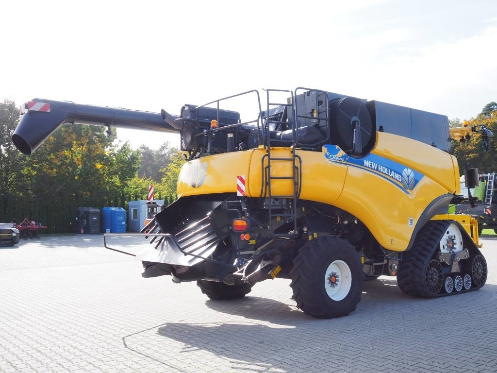 New Holland CR 9090 SmartTrax 4WD + VF 10,7 m - Combină de recoltat cereale: Foto 3 New Holland CR 9090 SmartTrax 4WD + VF 10,7 m - Combină de recoltat cereale: Foto 3