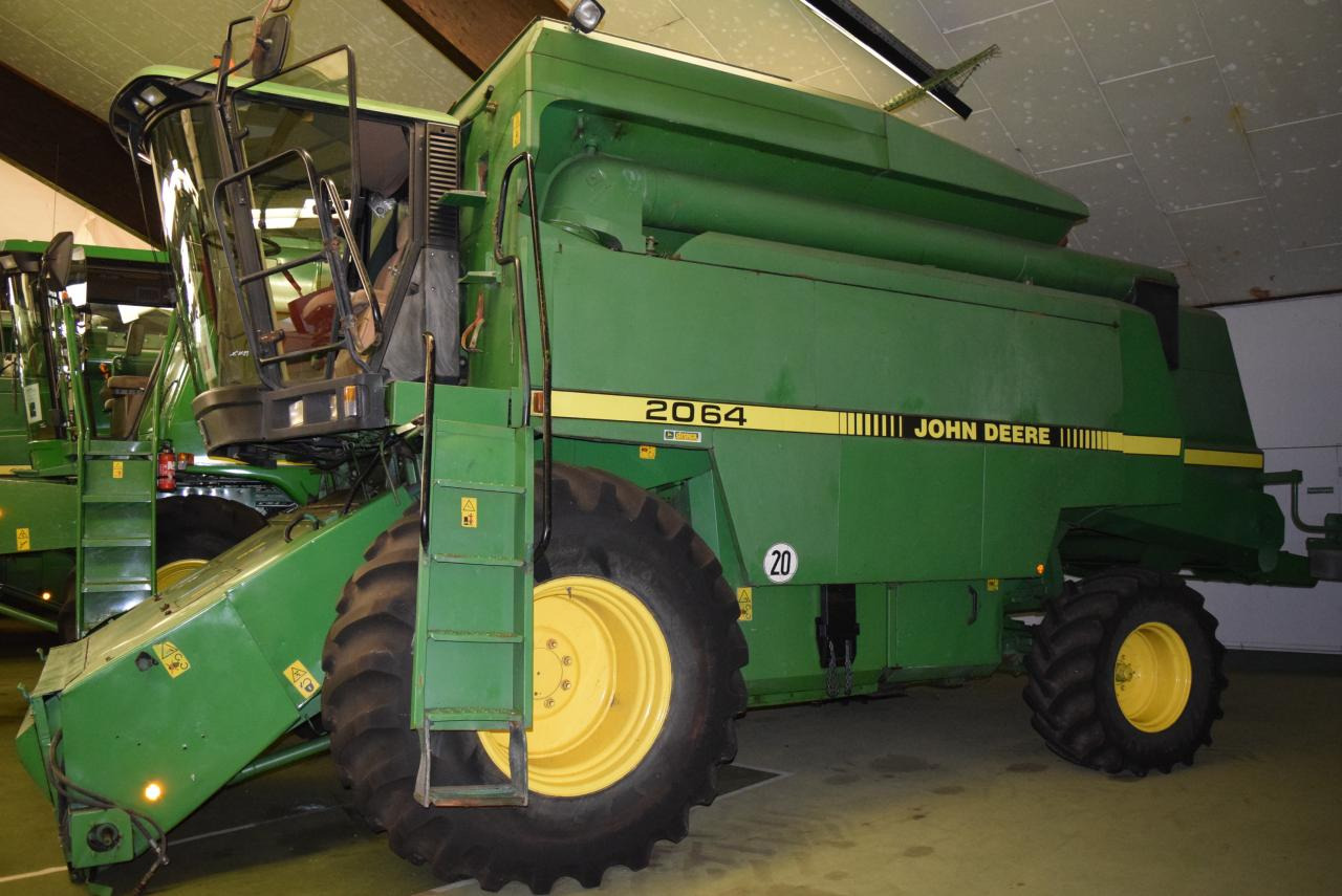 John Deere 2064 - Combină de recoltat cereale: Foto 1 John Deere 2064 - Combină de recoltat cereale: Foto 1
