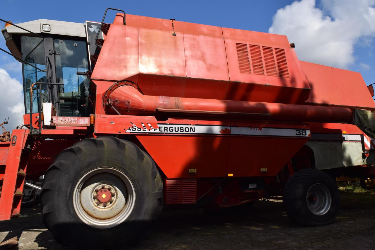 Massey Ferguson MF 38 - Combină de recoltat cereale: Foto 3 Massey Ferguson MF 38 - Combină de recoltat cereale: Foto 3