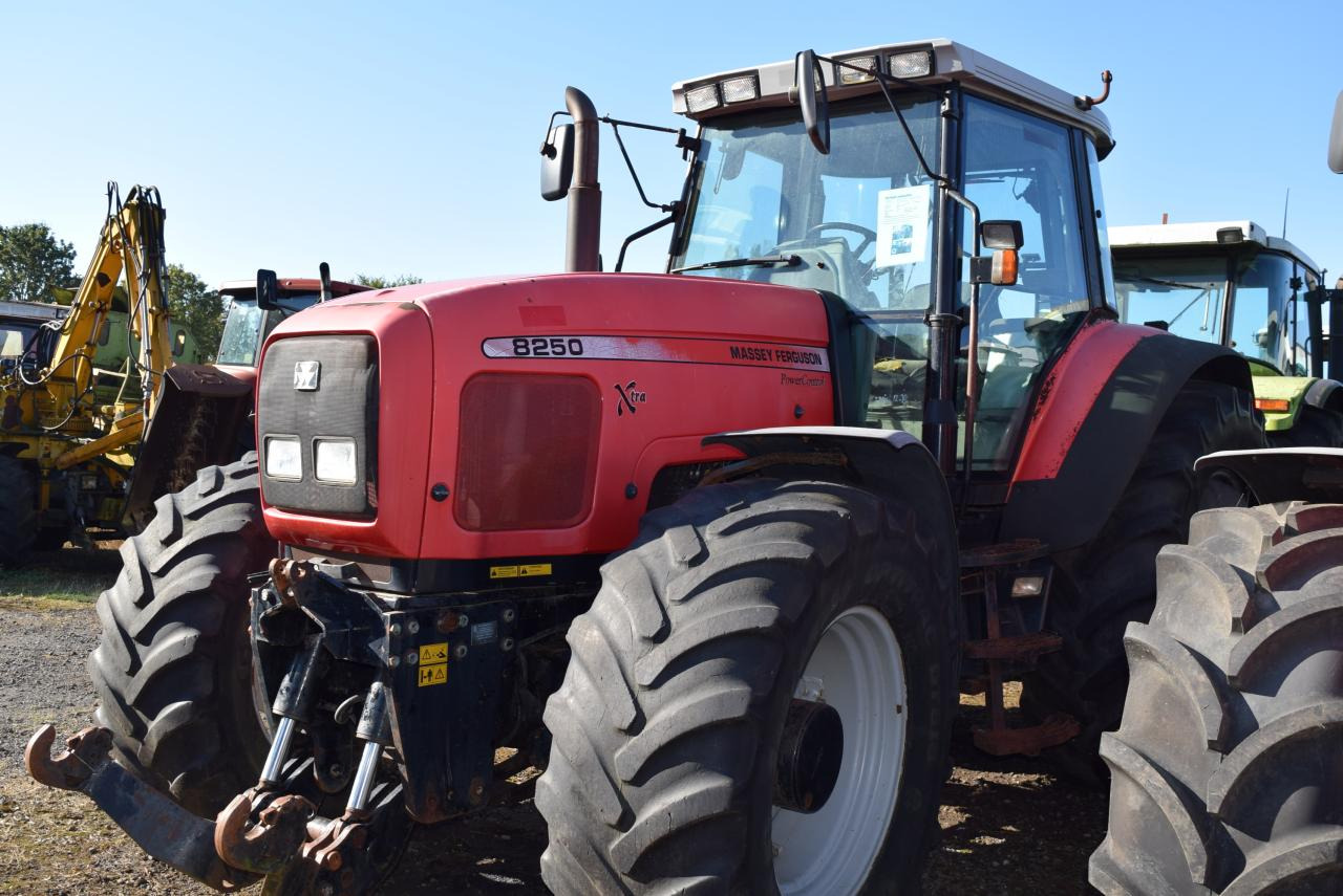 Massey Ferguson MF 8250 - Tractor agricol: Foto 2 Massey Ferguson MF 8250 - Tractor agricol: Foto 2