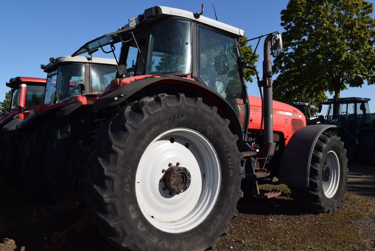 Massey Ferguson MF 8250 - Tractor agricol: Foto 4 Massey Ferguson MF 8250 - Tractor agricol: Foto 4
