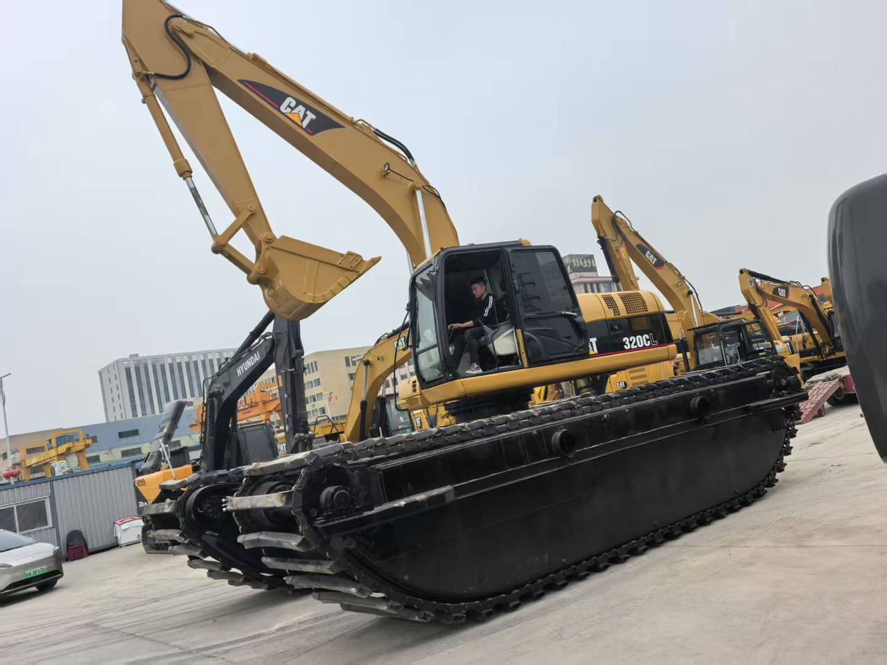 CATERPILLAR 320C boat excavator - Excavator plutitoare: Foto 1 CATERPILLAR 320C boat excavator - Excavator plutitoare: Foto 1