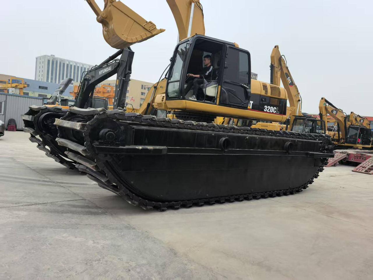CATERPILLAR 320C boat excavator - Excavator plutitoare: Foto 2 CATERPILLAR 320C boat excavator - Excavator plutitoare: Foto 2