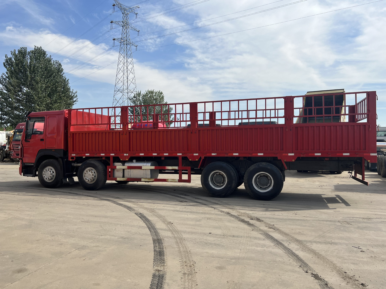 SINOTRUK HOWO 8*4 Fence Truck - Camion: Foto 3 SINOTRUK HOWO 8*4 Fence Truck - Camion: Foto 3