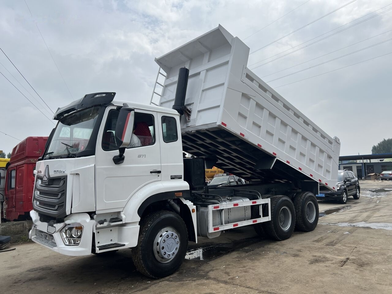 SINOTRUK HOHAN 6x4 - Camion basculantă: Foto 2 SINOTRUK HOHAN 6x4 - Camion basculantă: Foto 2