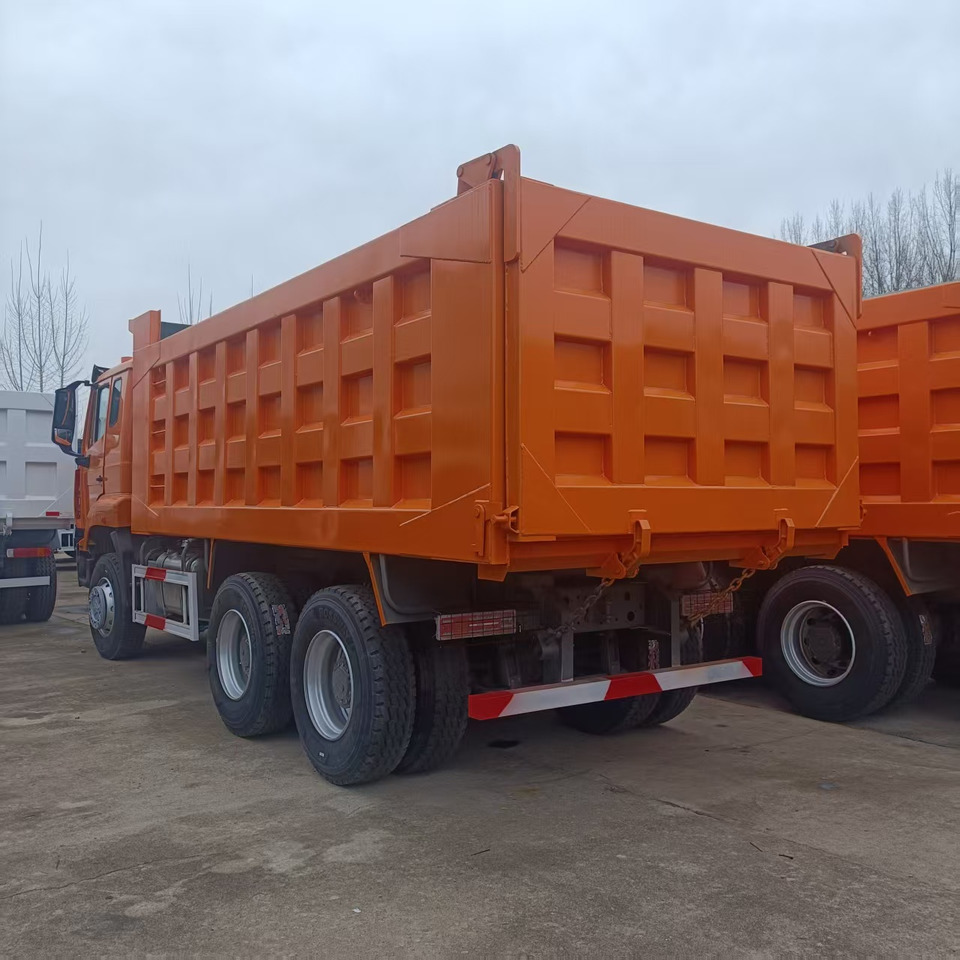 SINOTRUK HOHAN 6x4 - Camion basculantă: Foto 4 SINOTRUK HOHAN 6x4 - Camion basculantă: Foto 4