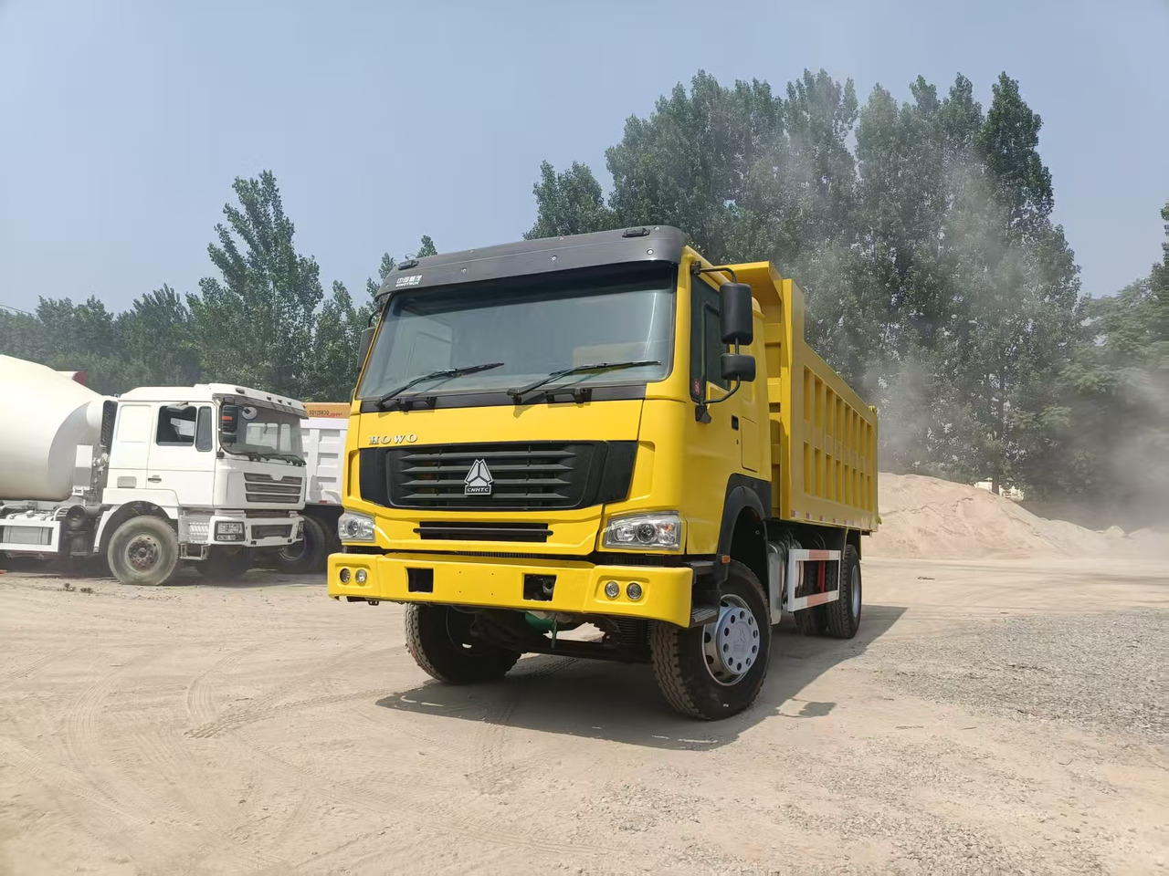 SINOTRUK HOWO 4x2 - Camion basculantă: Foto 3 SINOTRUK HOWO 4x2 - Camion basculantă: Foto 3