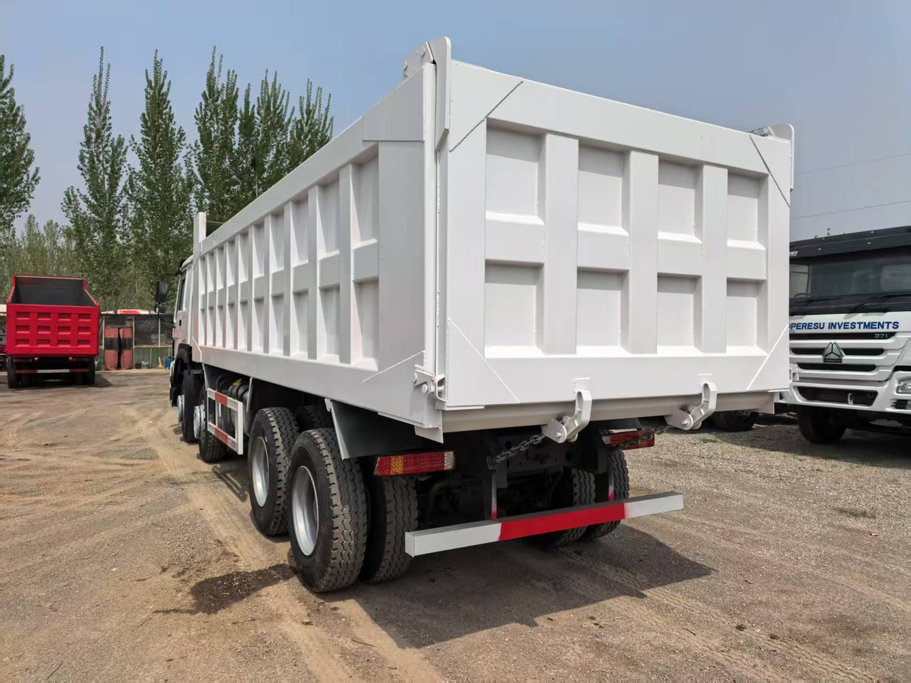 SINOTRUK HOWO 8x4 - Camion basculantă: Foto 3 SINOTRUK HOWO 8x4 - Camion basculantă: Foto 3