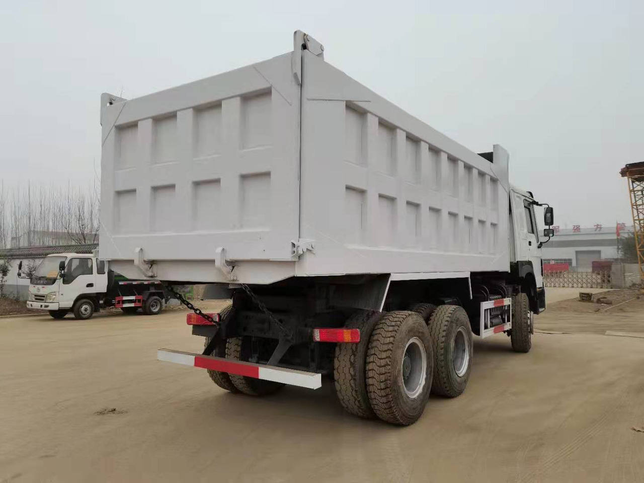 SINOTRUK HOWO - Camion basculantă: Foto 1 SINOTRUK HOWO - Camion basculantă: Foto 1