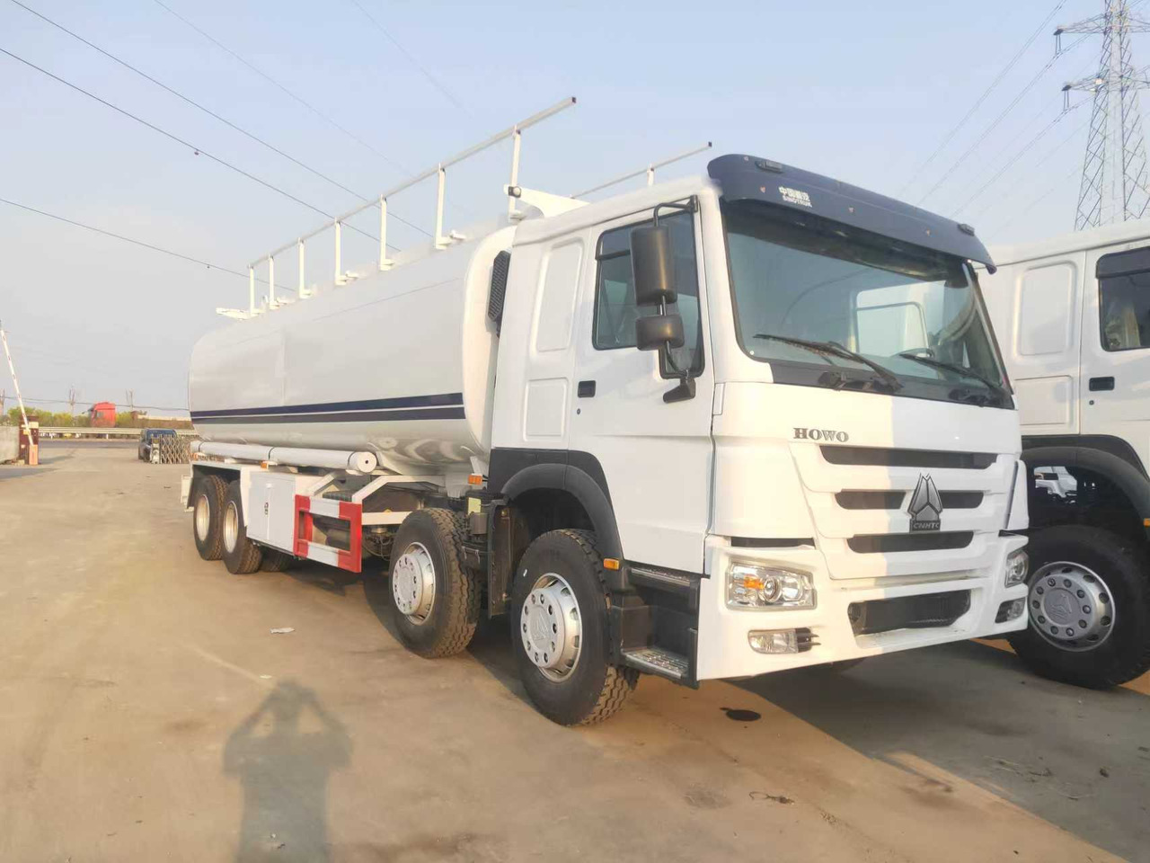 SINOTRUK HOWO Fuel Tank - Camion cisternă: Foto 1 SINOTRUK HOWO Fuel Tank - Camion cisternă: Foto 1