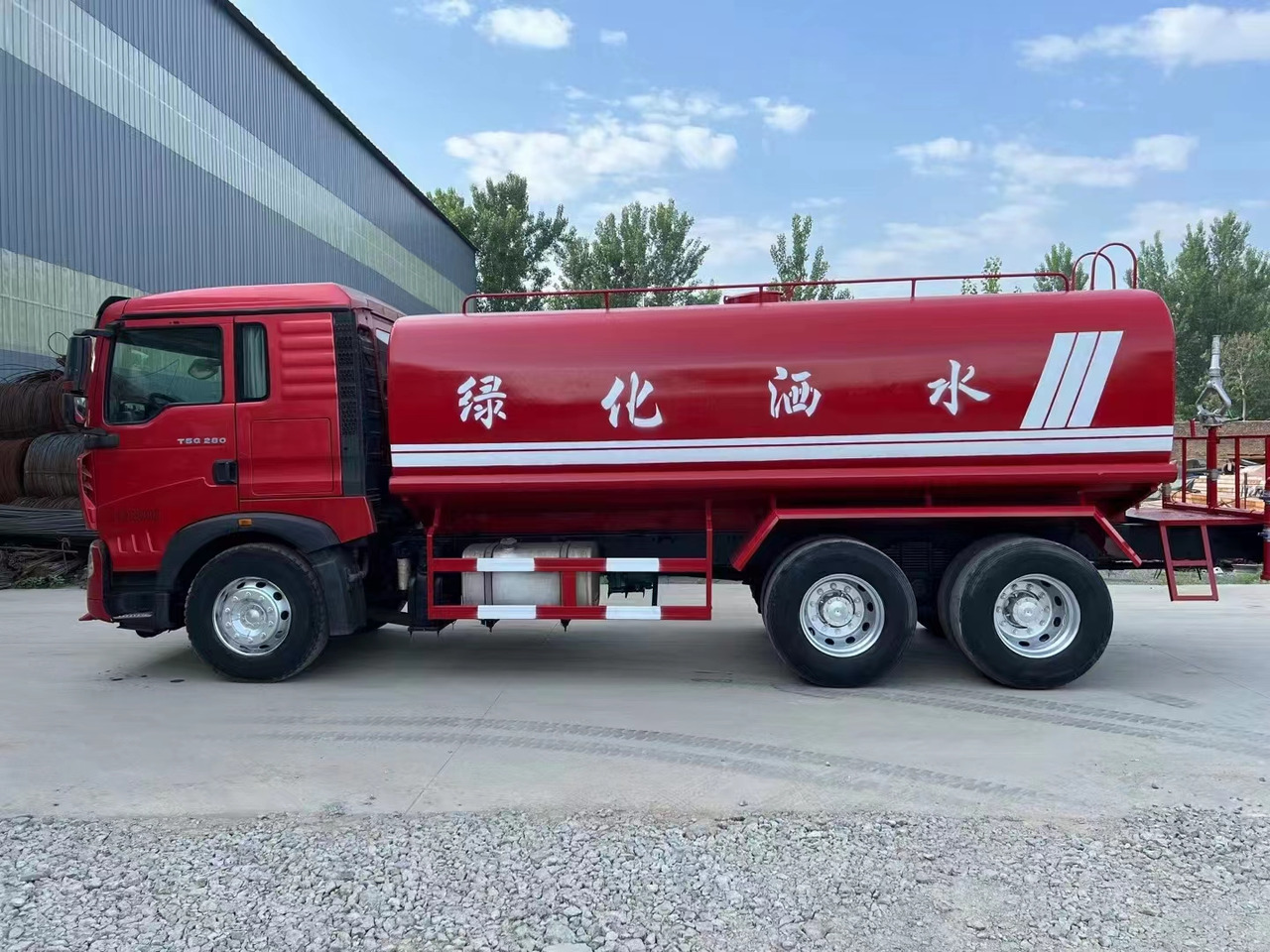 SINOTRUK HOWO sprinkler - Camion cisternă: Foto 1 SINOTRUK HOWO sprinkler - Camion cisternă: Foto 1