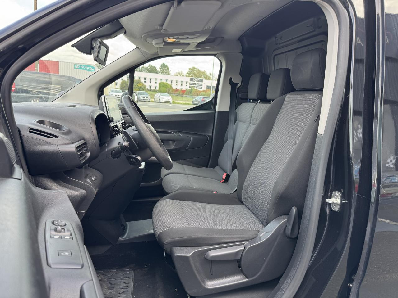 CITROEN Berlingo 1.5 BlueHDi S&S - 130 - BV EAT8  III FOURGON Fourgon M Driver 650 kg PHASE 1 - Dubă: Foto 4 CITROEN Berlingo 1.5 BlueHDi S&S - 130 - BV EAT8  III FOURGON Fourgon M Driver 650 kg PHASE 1 - Dubă: Foto 4