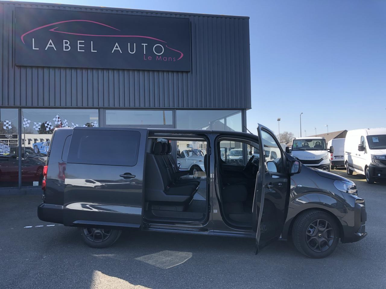 CITROEN Jumpy M 2.0 BlueHDi - 180 S&S - BV EAT8 III CABINE APPROFONDIE Cabine approfondie Fixe PHASE 2 - Dubă: Foto 3 CITROEN Jumpy M 2.0 BlueHDi - 180 S&S - BV EAT8 III CABINE APPROFONDIE Cabine approfondie Fixe PHASE 2 - Dubă: Foto 3