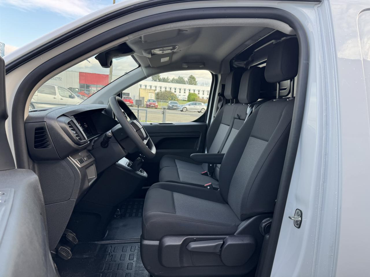 CITROEN Jumpy XL 2.0 BlueHDi - 145 S&S - BVM III FOURGON . PHASE 2 - Dubă: Foto 5 CITROEN Jumpy XL 2.0 BlueHDi - 145 S&S - BVM III FOURGON . PHASE 2 - Dubă: Foto 5