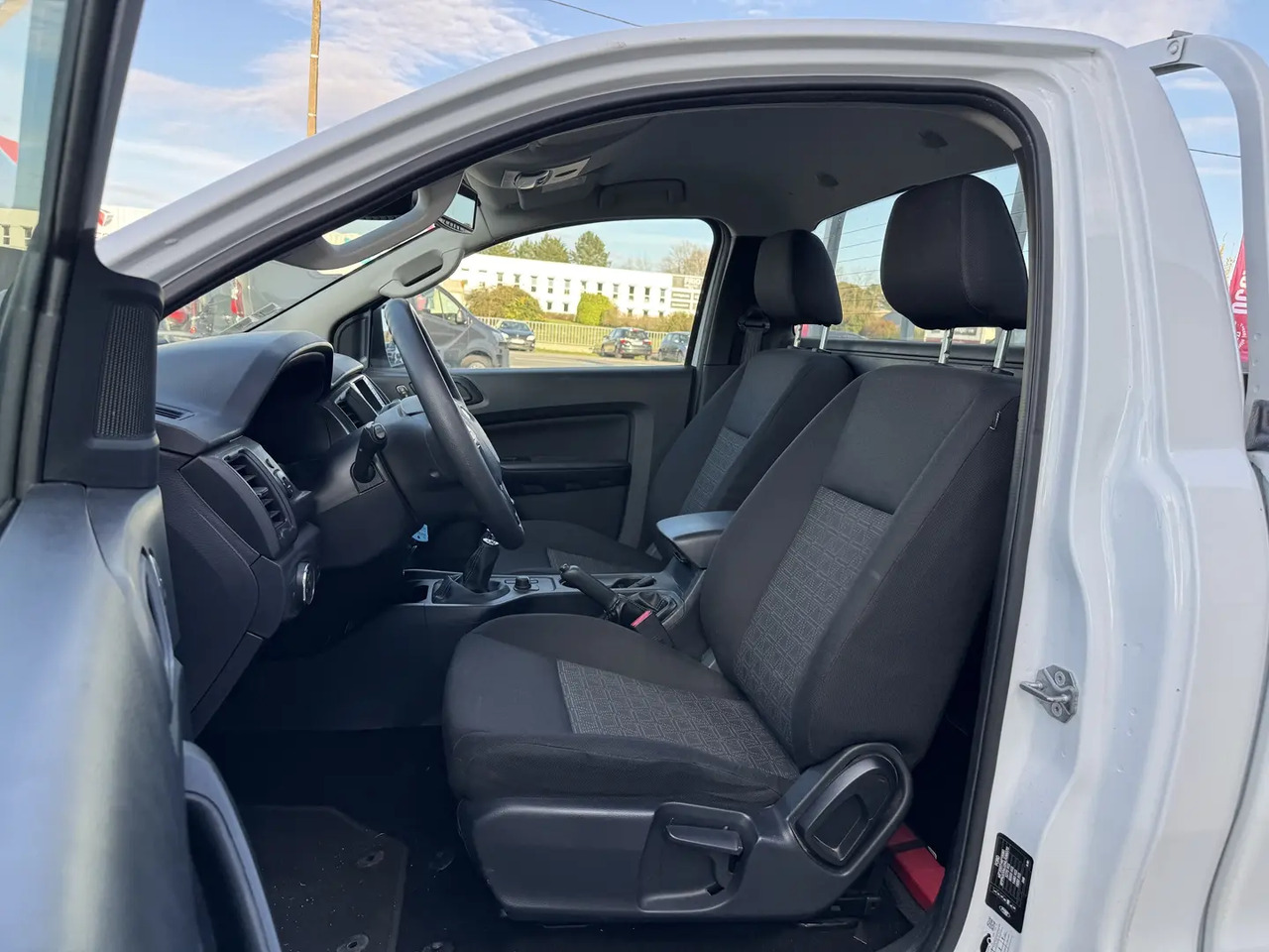Ford Ranger 2.0 TDCI 170CH SIMPLE CABINE XL - Pick-up: Foto 5 Ford Ranger 2.0 TDCI 170CH SIMPLE CABINE XL - Pick-up: Foto 5