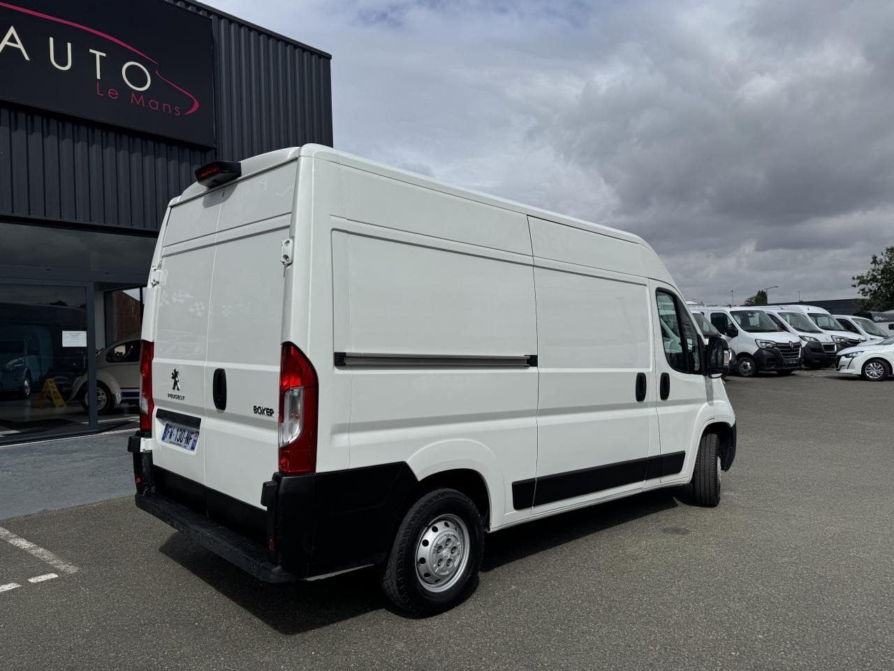 PEUGEOT Boxer Asphalt 333 L2H2 2.2 BlueHDi S&S - 120 III FOURGON TOLE Fourgon Tolé 333 L2H2 PHAS - Dubă: Foto 5 PEUGEOT Boxer Asphalt 333 L2H2 2.2 BlueHDi S&S - 120 III FOURGON TOLE Fourgon Tolé 333 L2H2 PHAS - Dubă: Foto 5