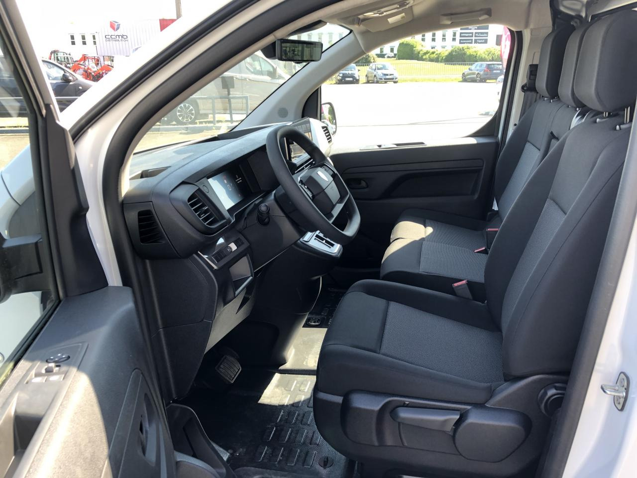 PEUGEOT Expert M 2.0 BlueHDi - 145 S&S - BV EAT8  III FOURGON Fourgon PHASE 2 - Dubă: Foto 5 PEUGEOT Expert M 2.0 BlueHDi - 145 S&S - BV EAT8  III FOURGON Fourgon PHASE 2 - Dubă: Foto 5