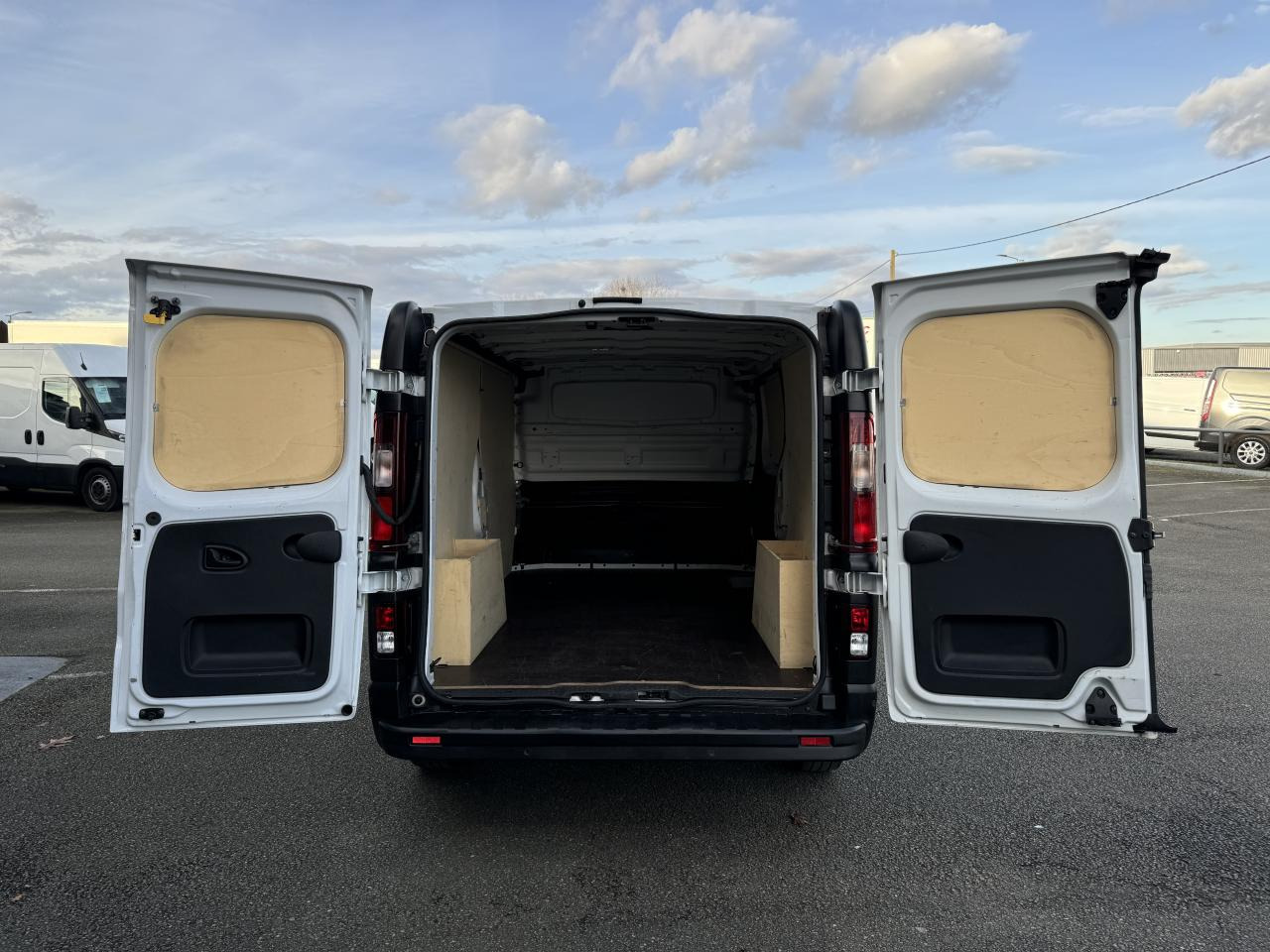 RENAULT Trafic L2H1 3000 Kg 2.0 Blue dCi - 130 III FOURGON Fourgon Grand Confort L2H1 PHASE 3 - Dubă: Foto 3 RENAULT Trafic L2H1 3000 Kg 2.0 Blue dCi - 130 III FOURGON Fourgon Grand Confort L2H1 PHASE 3 - Dubă: Foto 3