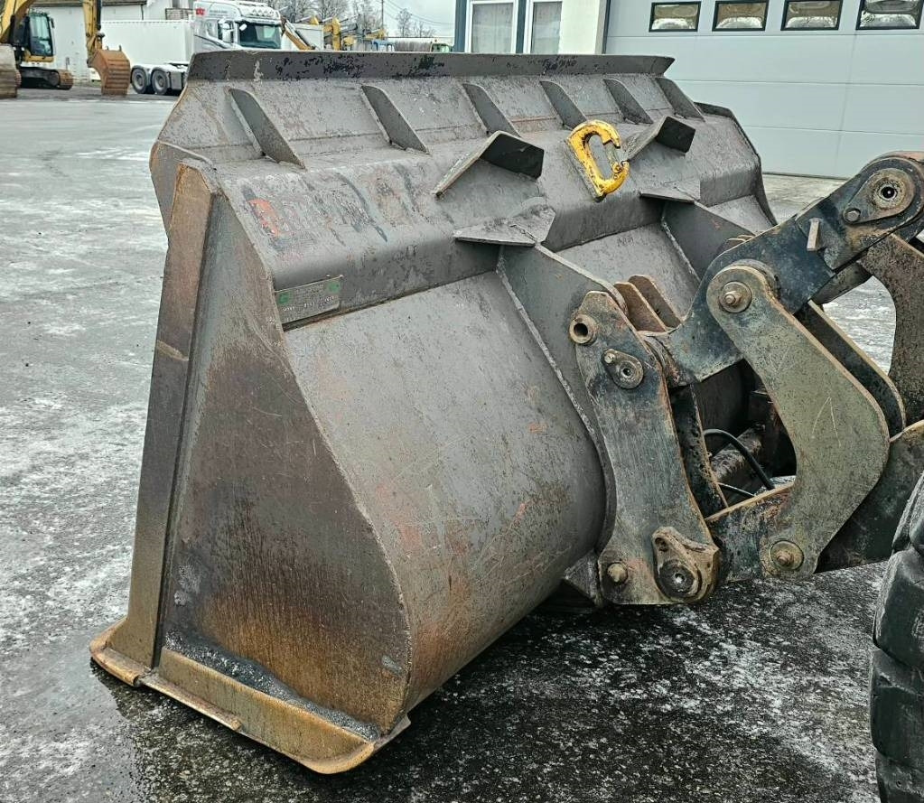 Încărcător frontal pe pneuri Volvo L 120: Foto 14