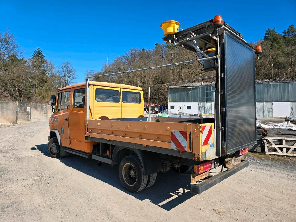 Mercedes-Benz Vario 614D Pritsche Doka 2002 Nissen VLT Verkehrsleittafel Absperrtafel LKW Vorwarntafel - Camion platformă: Foto 4 Mercedes-Benz Vario 614D Pritsche Doka 2002 Nissen VLT Verkehrsleittafel Absperrtafel LKW Vorwarntafel - Camion platformă: Foto 4