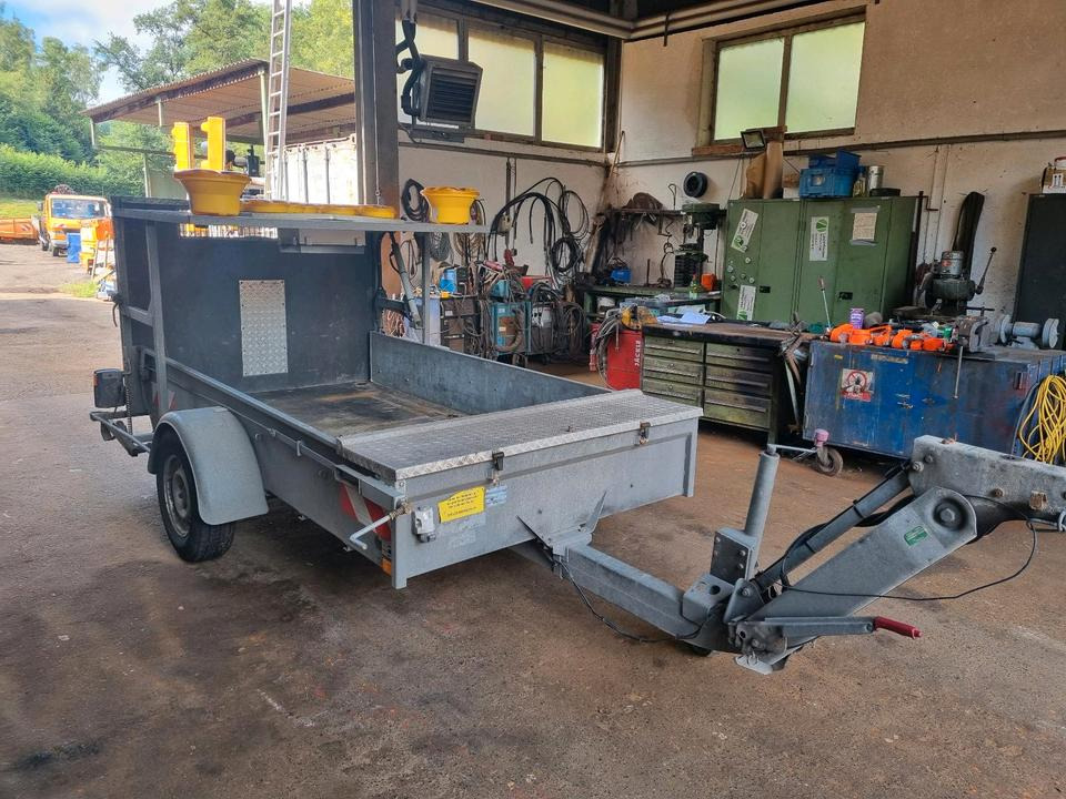 Mersch Absperrtafel Nissen VZ 616 B3 LED Ausführung Auffahrampe Verkehrsleittafel Verkehrsleitanhänger Verkehrssicherungsanhänger Horizont Trebbiner Verkehrssicherung Baustellenabsicherung Unimog Auto - Echipamente de constructii, Remorcă: Foto 5 Mersch Absperrtafel Nissen VZ 616 B3 LED Ausführung Auffahrampe Verkehrsleittafel Verkehrsleitanhänger Verkehrssicherungsanhänger Horizont Trebbiner Verkehrssicherung Baustellenabsicherung Unimog Auto - Echipamente de constructii, Remorcă: Foto 5