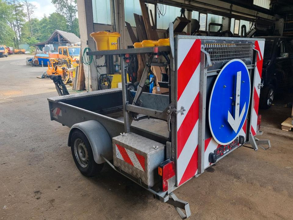 Mersch Absperrtafel Nissen VZ 616 B3 LED Ausführung Auffahrampe Verkehrsleittafel Verkehrsleitanhänger Verkehrssicherungsanhänger Horizont Trebbiner Verkehrssicherung Baustellenabsicherung Unimog Auto - Echipamente de constructii, Remorcă: Foto 1 Mersch Absperrtafel Nissen VZ 616 B3 LED Ausführung Auffahrampe Verkehrsleittafel Verkehrsleitanhänger Verkehrssicherungsanhänger Horizont Trebbiner Verkehrssicherung Baustellenabsicherung Unimog Auto - Echipamente de constructii, Remorcă: Foto 1