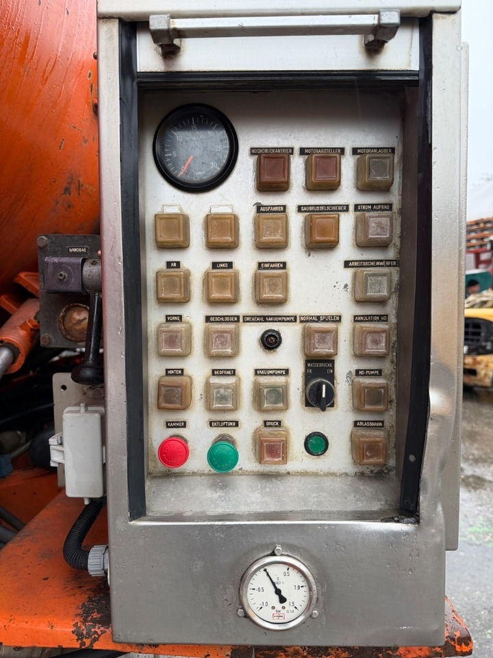 MAN 32.402 VF 8x4 - Maşină pentru vidanjări: Foto 4 MAN 32.402 VF 8x4 - Maşină pentru vidanjări: Foto 4