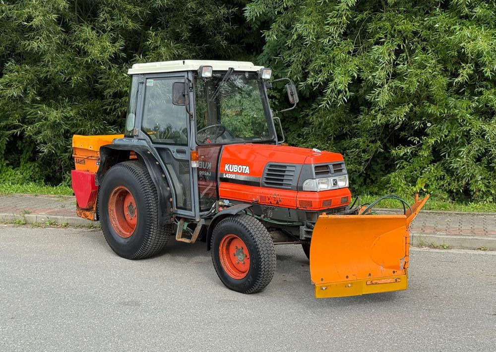 Kubota * Traktor KUBOTA L4200 * 4x4 * Pług Piaskarka * Wałek Przód Tył * Sprowadzony* Zimowe Utrzymanie - Tractor agricol: Foto 2 Kubota * Traktor KUBOTA L4200 * 4x4 * Pług Piaskarka * Wałek Przód Tył * Sprowadzony* Zimowe Utrzymanie - Tractor agricol: Foto 2