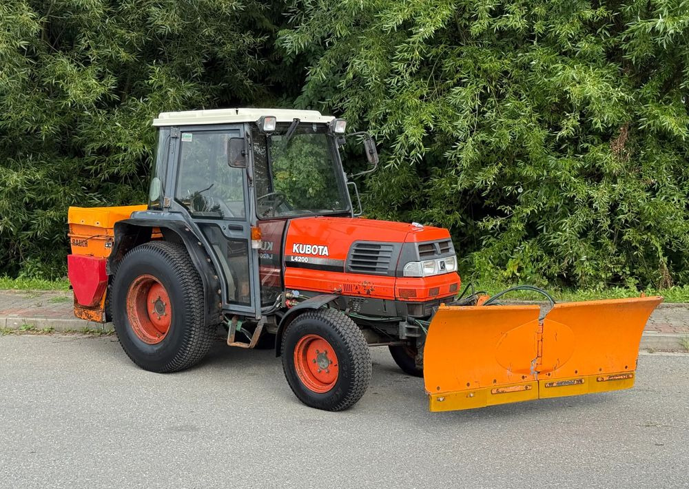 Kubota * Traktor KUBOTA L4200 * 4x4 * Pług Piaskarka * Wałek Przód Tył * Sprowadzony* Zimowe Utrzymanie - Tractor agricol: Foto 1 Kubota * Traktor KUBOTA L4200 * 4x4 * Pług Piaskarka * Wałek Przód Tył * Sprowadzony* Zimowe Utrzymanie - Tractor agricol: Foto 1