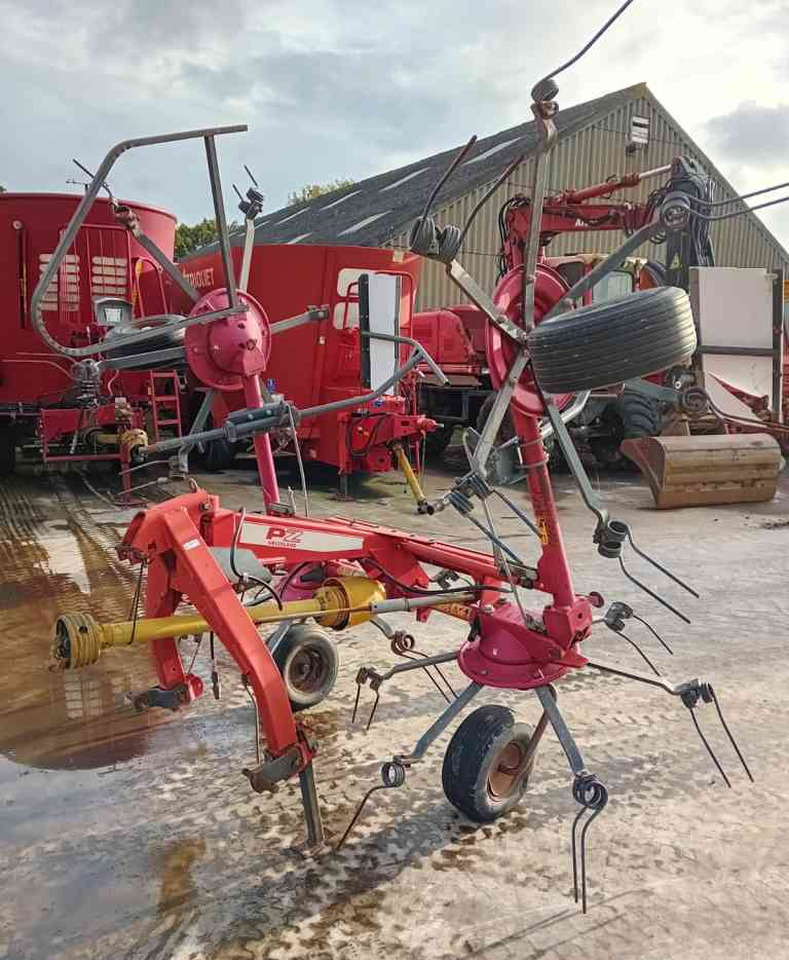 PZ Fanex 532 - Maşină de întors fânul: Foto 1 PZ Fanex 532 - Maşină de întors fânul: Foto 1