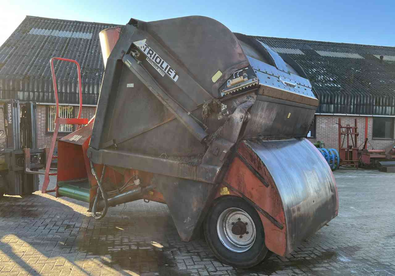 Trioliet Triomix 1200 zelfladende voermengwagen voermachines - Remorcă distribuit furaje: Foto 4 Trioliet Triomix 1200 zelfladende voermengwagen voermachines - Remorcă distribuit furaje: Foto 4