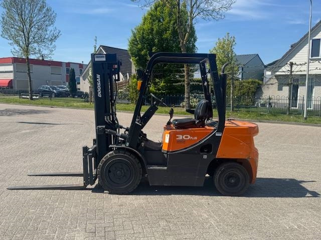Doosan D30 Plus - Stivuitor diesel: Foto 2 Doosan D30 Plus - Stivuitor diesel: Foto 2
