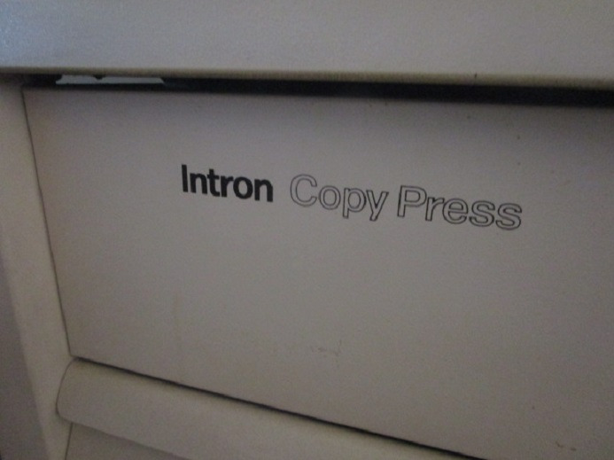 PNEUMATISCHE TRANSFERPRESSEN – HITZEPRESSE FÜR T-SHIRT DRUCK – INTRON COPY PRESS 300 220 070 - Mașină de tipar: Foto 3 PNEUMATISCHE TRANSFERPRESSEN – HITZEPRESSE FÜR T-SHIRT DRUCK – INTRON COPY PRESS 300 220 070 - Mașină de tipar: Foto 3