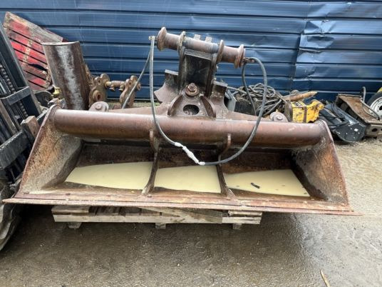 Godet de curage inclinable Morin M7 - Cupă excavator: Foto 1 Godet de curage inclinable Morin M7 - Cupă excavator: Foto 1