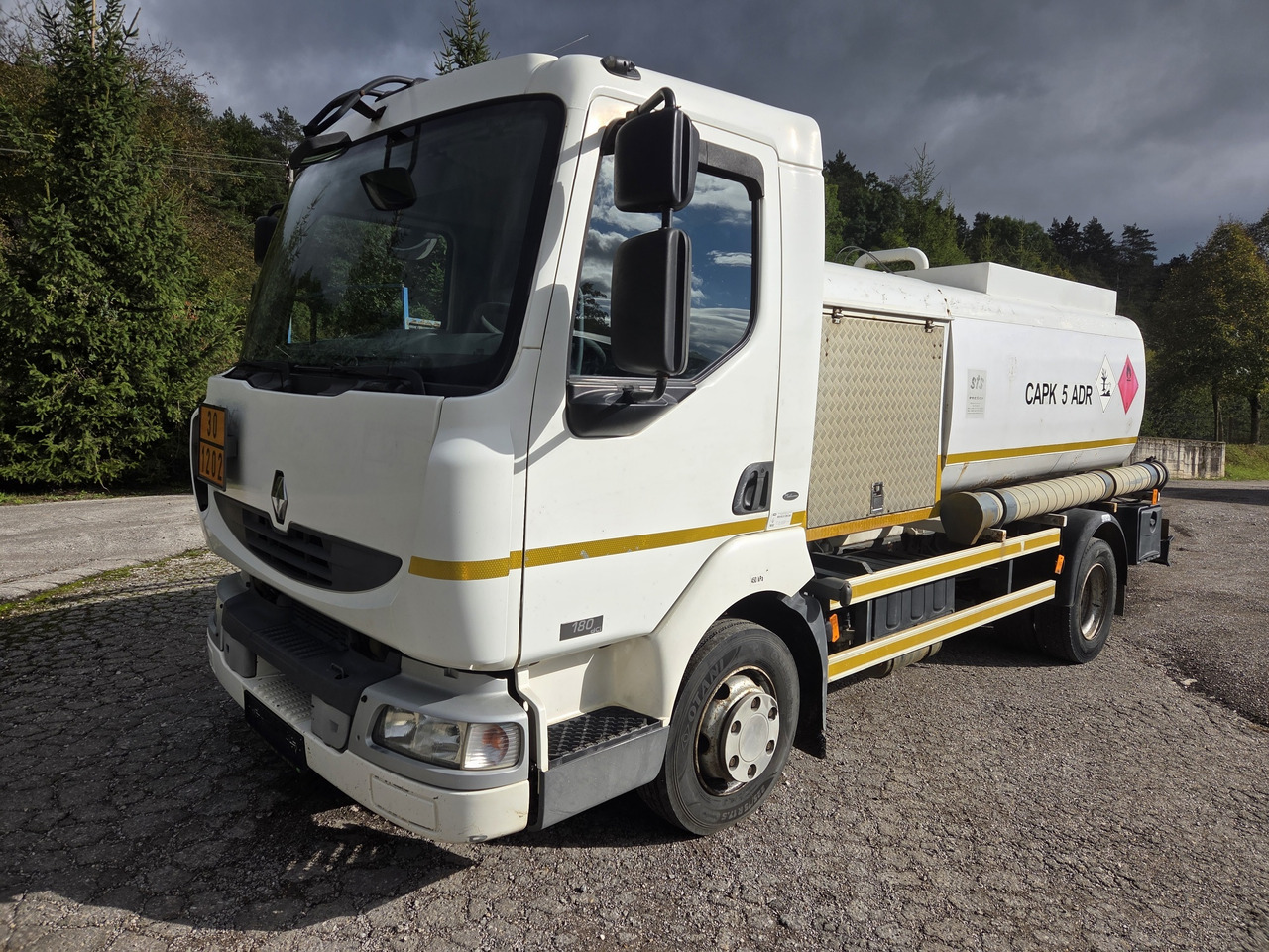 RENAULT MIDLUM 180.10 diesel tanker + dispensing + print - Camion cisternă: Foto 1 RENAULT MIDLUM 180.10 diesel tanker + dispensing + print - Camion cisternă: Foto 1