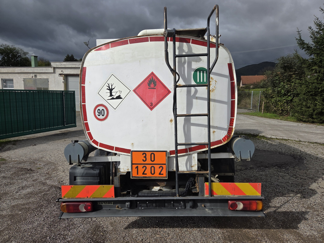 RENAULT MIDLUM 180.10 diesel tanker + dispensing + print - Camion cisternă: Foto 5 RENAULT MIDLUM 180.10 diesel tanker + dispensing + print - Camion cisternă: Foto 5