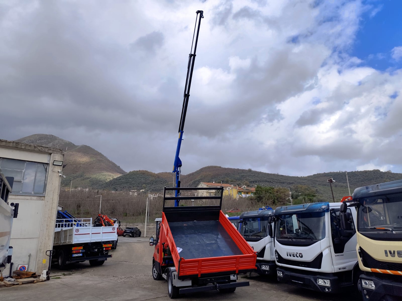 IVECO DAILY 35C13 - Camion cu macara: Foto 3 IVECO DAILY 35C13 - Camion cu macara: Foto 3